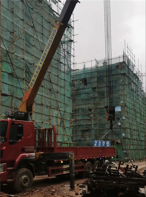 青川县“慢工细活”—— 吊车的 “微动控制” 技术